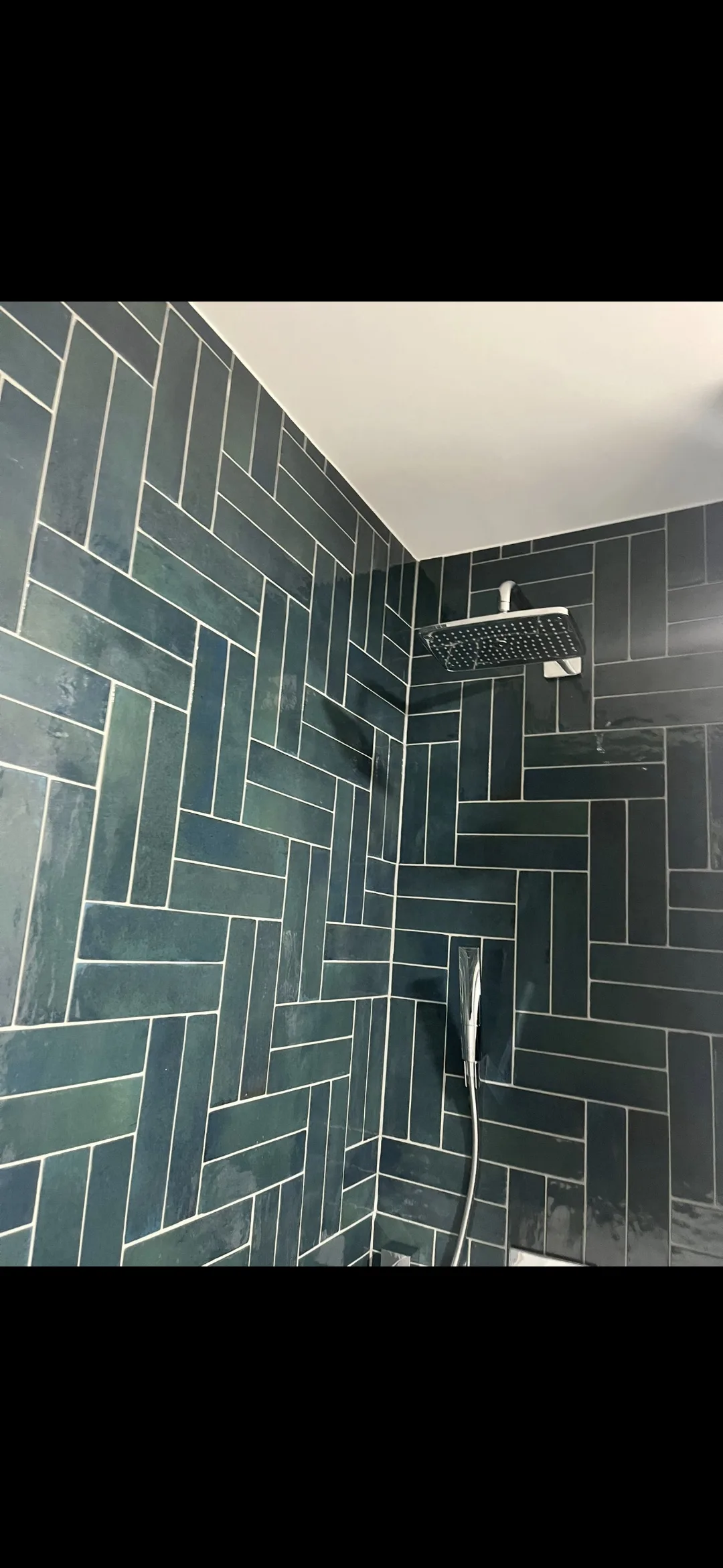 Badezimmer Fliesenarbeit Herringbone Muster – SaniPipe GmbH