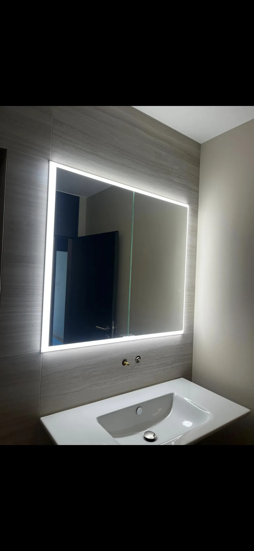 Badezimmer mit LED-Spiegel – SaniPipe Sanitärinstallation Zürich